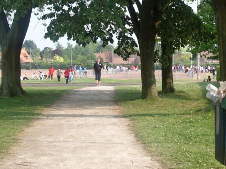 chemin menant aux installations sportives